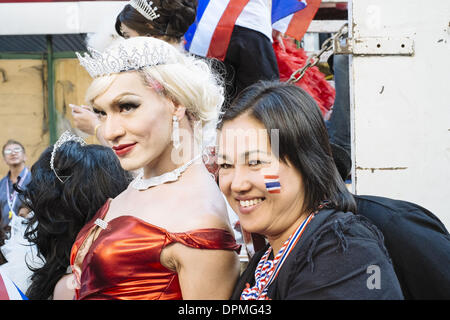 Bangkok, Tailandia. Xiii gen, 2014. Un governo anti-manifestanti pone con un Thai ladyboy, durante il primo giorno di arresto della capitale tailandese. Il blocco di Bangkok è l'ultimo tentativo da realisti e la borghesia urbana per costringere il governo eletto di Yingluck Shinawattra. Credito: Thomas De Cian/NurPhoto/ZUMAPRESS.com/Alamy Live News Foto Stock