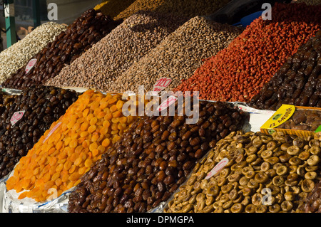 Date, frutta a guscio e frutta secca per la vendita su uno stallo nella Djemaa el Fna a Marrakech, Marocco Foto Stock