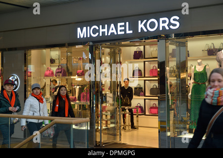 La gente a piedi passato un aperto recentemente Michael Kors Store di Sanlitun a Pechino, Cina. 11-Gen-2014 Foto Stock