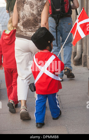 Ragazzo vestito come Royal Guard vicino a Palazzo Amalienborg sulla regina il compleanno, Copenhagen, Danimarca Foto Stock