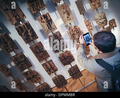 Londra, UK, UK. 15 gennaio, 2014. Un uomo fotografie un set del XVI secolo Benin placche in ottone. Per contrassegnare i 250 anni da quando è stato aperto il museo offre una serie di lezioni e visite guidate per il pubblico oggi Credito: Gail Orenstein/ZUMAPRESS.com/Alamy Live News Foto Stock