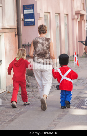 Ragazzo vestito come Royal Guard vicino a Palazzo Amalienborg sulla regina il compleanno, Copenhagen, Danimarca Foto Stock