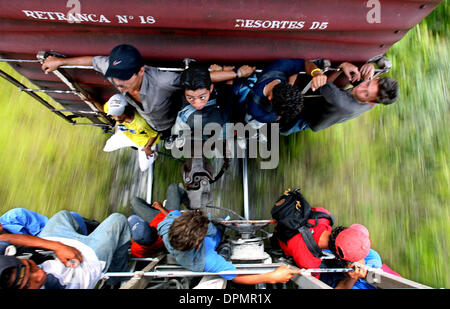 Sep 06, 2006; Gregurio Mendez, Tabasco, Messico e America Centrale salto di migranti e di guidare il treno intitolata a nord-ovest da Gregurio Mendez, Tabasco, verso il Pakalná stazione ferroviaria, in Pakalná, situato appena al di fuori di Palenque, Chiapas, Messico. Il viaggio in treno è di circa tre ore da Gregurio Mendez di Palenque. Gregurio Mendez è situato a 20km da Tenosique, Tabasco. Obbligatorio C Foto Stock