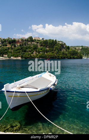 Barche da pesca ormeggiate nel porto di Spilia, Spatochori, Meganisi, Lefkada, Isole Ionie, Grecia. Foto Stock