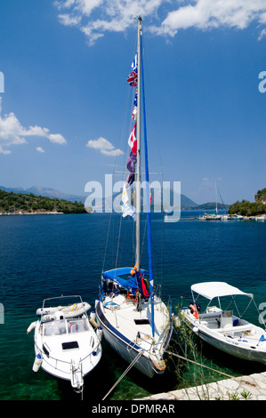 Yacht ormeggiati in porto Spilia, Spatochori, Meganisi, Lefkada, Isole Ionie, Grecia. Foto Stock