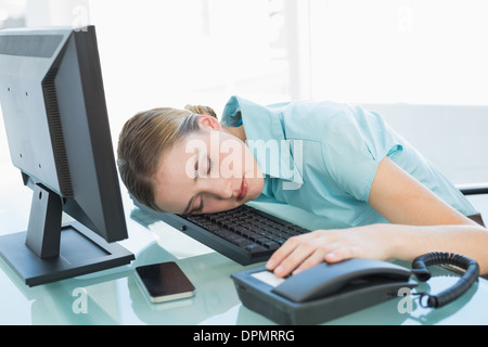 Stanco di classe imprenditrice sleeping Foto Stock