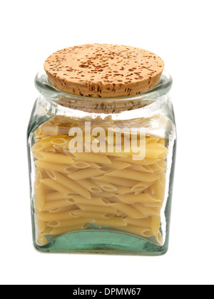 Memorizzazione vetro vasetto di pasta su uno sfondo bianco Foto Stock