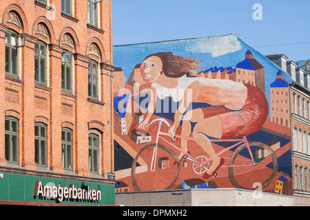 Murale in bicicletta sul lato di un condominio, Copenhagen, Danimarca Foto Stock