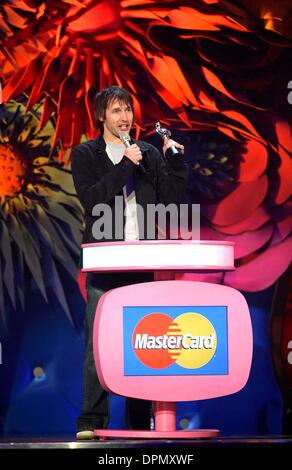 Febbraio 15, 2006 - Londra, Regno Unito - K46832.BRIT Awards 2006-live show-EARLS COURT, Londra, UK 15-02-2006. JOHN MARSHALL- link- james blunt(Immagine di credito: © Globo foto/ZUMAPRESS.com) Foto Stock