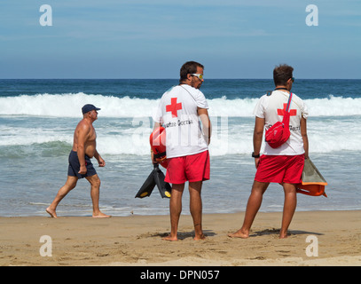 Due bagnini in piedi sul bordo del surf in spiaggia Zurriola in Gros quartiere di San Sebastian, Paesi Baschi Foto Stock