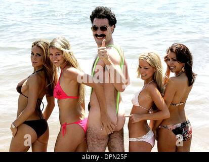 24 maggio 2006 - Cannes, Francia - K48044.Â©MARK CHILTON/ linkUK.com/ 001704.05-24-2006..sacha baron cohen.''BORAT:IL FILM''-PHOTOCALL-'59ESIMO FESTIVAL DE CANNES 2006'-PALAIS DE FESTIVAL,CANNES, Francia.(Immagine di credito: © Globo foto/ZUMAPRESS.com) Foto Stock