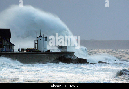 Onde enormi pastella lungomare di Porthcawl nel Galles del Sud Foto Stock