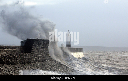 Onde enormi pastella lungomare di Porthcawl nel Galles del Sud Foto Stock