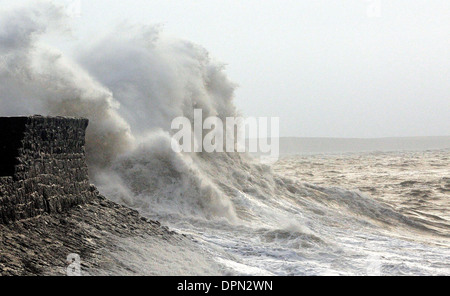 Onde enormi pastella lungomare di Porthcawl nel Galles del Sud Foto Stock