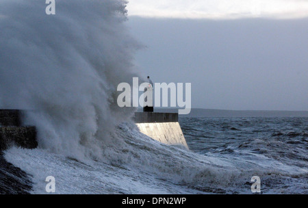 Onde enormi pastella lungomare di Porthcawl nel Galles del Sud Foto Stock