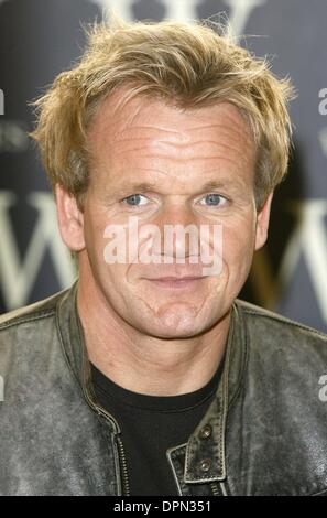 Il 4 ottobre, 2006 - Londra Greater London, Regno Unito - K50104.''umile Pie'' autobiografia Booksigning-Waterstones, Piccadilly, Londra, Regno Unito. 10-04-2006. Contrassegnare CHILTON- - GORDON RAMSAY(Immagine di credito: © Globo foto/ZUMAPRESS.com) Foto Stock