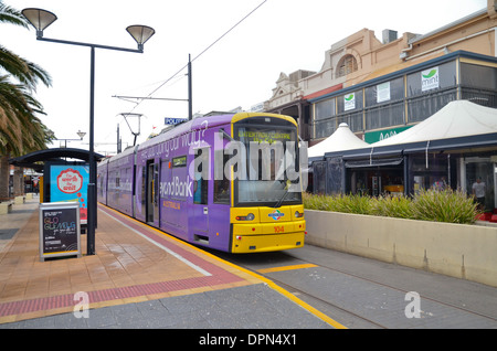 Un tram di Adelaide nel sobborgo meridionale di Glenelg. Foto Stock