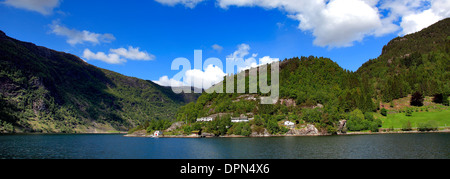 Una vista lungo Osterfjord da una gita in barca al di fuori della città di Bergen, Hordaland, Norvegia, Scandinavia Europa Foto Stock