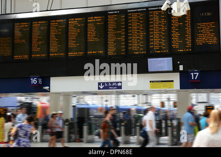 Motion Blur che mostra una tipica scena di occupato a London Bridge stazione ferroviaria Foto Stock