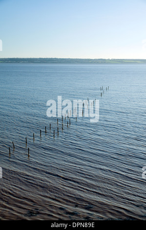 Vista guardando attraverso il canale di Bristol dall'Gwent livelli vicino Newport South Wales. Foto Stock