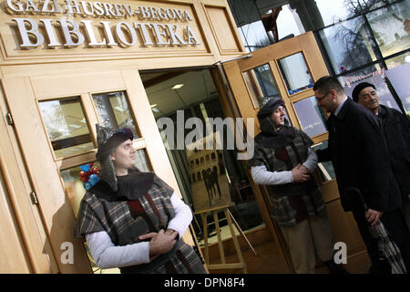 Sarajevo, Bosnia ed Erzegovina. 15 gennaio, 2014. La gente del luogo in abito tradizionale per accogliere gli ospiti che arrivano per partecipare alla cerimonia di apertura del Gazi Husrev-Bey Libreria nella Città Vecchia di Sarajevo, Bosnia ed Erzegovina, a gennaio 15, 2014. Una nuova libreria è stata aperta mercoledì a casa libri antichi manoscritti e rimossi durante la guerra sul sito di Gazi Husrev-Bey sulla scuola e Biblioteca costruita nel 1530. Credito: Haris Memija/Xinhua/Alamy Live News Foto Stock