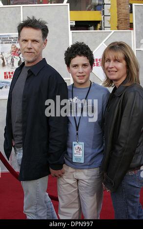 Febbraio 12, 2006 - Hollywood, CALIFORNIA, STATI UNITI D'AMERICA - Bruce Greenwood, LA MOGLIE E IL FIGLIO -.Premiere mondiale di 'otto sotto" -.El Capitan theater di Hollywood, California - .02-12-2006 -. NINA PROMMER/ 2006.K46391NP.(Immagine di credito: © Globo foto/ZUMAPRESS.com) Foto Stock