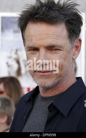 Febbraio 12, 2006 - Hollywood, CALIFORNIA, STATI UNITI D'AMERICA - Bruce Greenwood -.Premiere mondiale di 'otto sotto" -.El Capitan theater di Hollywood, California - .02-12-2006 -. NINA PROMMER/ 2006.K46391NP.(Immagine di credito: © Globo foto/ZUMAPRESS.com) Foto Stock