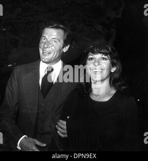 Mar 30, 2006 - Roger Moore e la moglie. NATE CUTLER- foto(Immagine di credito: © Globo foto/ZUMAPRESS.com) Foto Stock