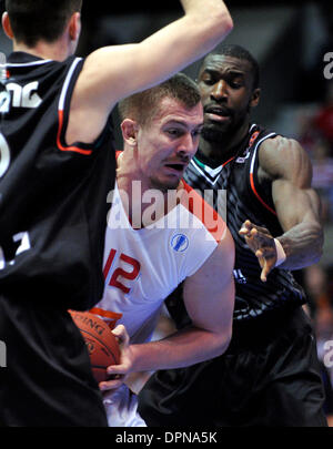 Pardubice, Repubblica Ceca. 15 gennaio, 2014. Pardubice, Repubblica Ceca . 15 gennaio, 2014. Mahalbasic Rasid di Nymburk combatte per la palla durante la seconda tornata di europeo Basket Cup Match Nymburk vs Montepaschi Siena in Pardubice, Repubblica ceca, 15 gennaio 2014. © Josef Vostarek/CTK foto/Alamy Live News Credito: CTK/Alamy Live News Foto Stock