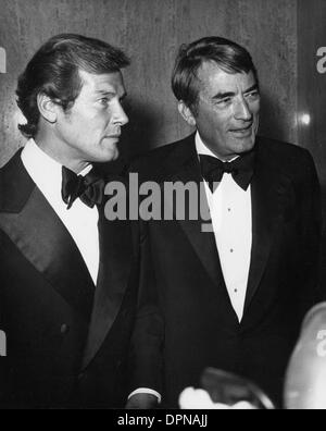 Luglio 28, 2006 - Roger Moore con Gregory Peck. NATE CUTLER-(Immagine di credito: © Globo foto/ZUMAPRESS.com) Foto Stock