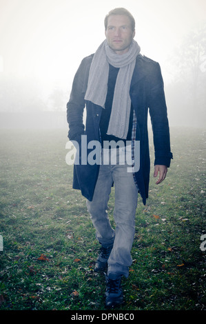 Uomo con abbigliamento casual Foto Stock