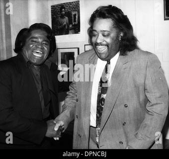 Dic. 27, 2006 - New York New York, Stati Uniti d'America - 3/19/93 Brooklyn NY God-Father dell anima James Brown, con il reverendo Al Sharpton, a Sharptons Brooklyn quartier generale della campagna durante Sharptons correre per il senato. Neil Schneider- 1993.JAMESBROWNRETRO.K51168NS(Immagine di credito: © Globo foto/ZUMAPRESS.com) Foto Stock