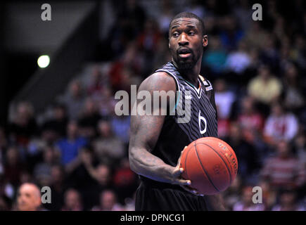 Pardubice, Repubblica Ceca. 15 gennaio, 2014. Pardubice, Repubblica Ceca . 15 gennaio, 2014. Othello Hunter di Siena nella foto durante la seconda tornata di europeo Basket Cup Match Nymburk vs Montepaschi Siena in Pardubice, Repubblica ceca, 15 gennaio 2014. © Josef Vostarek/CTK foto/Alamy Live News Credito: CTK/Alamy Live News Foto Stock