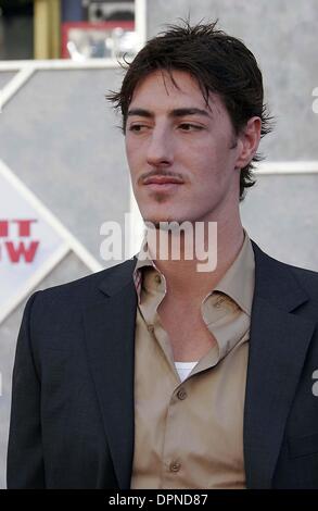 Febbraio 12, 2006 - Hollywood, CALIFORNIA, STATI UNITI D'AMERICA - Eric Balfour -.Premiere mondiale di 'otto sotto" -.El Capitan theater di Hollywood, California - .02-12-2006 -. NINA PROMMER/ 2006.K46391NP.(Immagine di credito: © Globo foto/ZUMAPRESS.com) Foto Stock