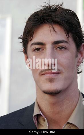 Febbraio 12, 2006 - Hollywood, CALIFORNIA, STATI UNITI D'AMERICA - Eric Balfour -.Premiere mondiale di 'otto sotto" -.El Capitan theater di Hollywood, California - .02-12-2006 -. NINA PROMMER/ 2006.K46391NP.(Immagine di credito: © Globo foto/ZUMAPRESS.com) Foto Stock