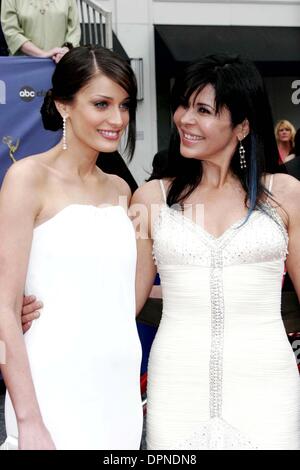 Apr. 28, 2006 - Hollywood, CALIFORNIA, STATI UNITI D'AMERICA - DAYANARA TORRES E MARIA CONCHITA ALONSO -.33RD DIURNO ANNUALE Emmy Awards -.KODAK Theatre, Hollywood, California - .04-28-2006 -. NINA PROMMER/ 2006.K47637NP.(Immagine di credito: © Globo foto/ZUMAPRESS.com) Foto Stock