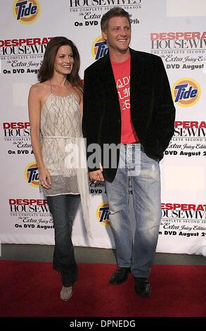 Agosto 5, 2006 - Hollywood, CALIFORNIA, STATI UNITI D'AMERICA - DOUG SAVANT E LA MOGLIE LAURA LEIGHTON -.Desperate Housewives: EXTRA SUCCOSA EDITION, stagione 2 DVD LAUNCH PARTY -.corsia di glicine, Universal Studios di Hollywood, in California - .08-05-2006 -. NINA PROMMER/ 2006.K49078NP(Immagine di credito: © Globo foto/ZUMAPRESS.com) Foto Stock