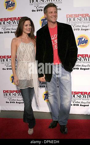 Agosto 5, 2006 - Hollywood, CALIFORNIA, STATI UNITI D'AMERICA - DOUG SAVANT E LA MOGLIE LAURA LEIGHTON -.Desperate Housewives: EXTRA SUCCOSA EDITION, stagione 2 DVD LAUNCH PARTY -.corsia di glicine, Universal Studios di Hollywood, in California - .08-05-2006 -. NINA PROMMER/ 2006.K49078NP(Immagine di credito: © Globo foto/ZUMAPRESS.com) Foto Stock