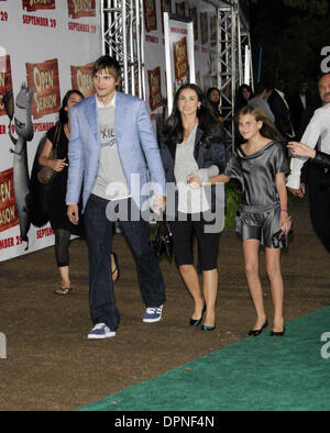 Sett. 25, 2006 - Los Angeles, California, Stati Uniti d'America - Ashton Kutcher, Demi Moore e TALLULAH BELLE WILLIS -.Open Season - PREMIERE -.TEATRO GRECO, Los Angeles, California - .09-25-2006 -. NINA PROMMER/ 2006.K49805NP(Immagine di credito: © Globo foto/ZUMAPRESS.com) Foto Stock