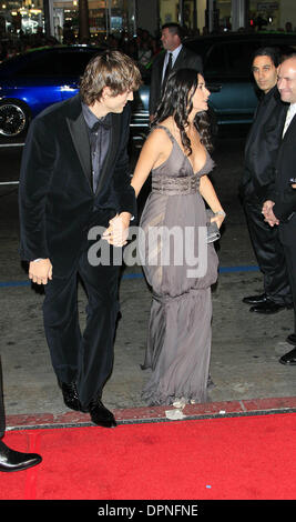 Nov. 1, 2006 - Hollywood, CALIFORNIA, STATI UNITI D'AMERICA - Ashton Kutcher e demi moore -.BOBBY - PREMIERE -.Grauman's Chinese Theater, Hollywood, California - .11-01-2006 -. NINA PROMMER/ 2006.K50531NP(Immagine di credito: © Globo foto/ZUMAPRESS.com) Foto Stock