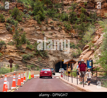 Ingresso del tunnel sulla Zion-Mount Carmel Highway (SR 9), il Parco Nazionale di Zion, Utah, Stati Uniti d'America Foto Stock