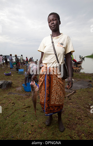 Le donne di contenimento di persico del Nilo (ritardatari niloticus) Kisumu, il lago Victoria, Kenya Foto Stock