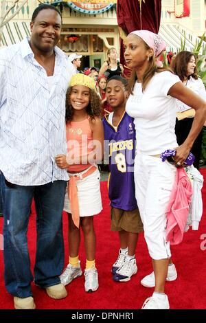 Giugno 24, 2006 - Anaheim, California, Stati Uniti d'America - RODNEY PEETE, HOLLY ROBINSON PEETE E I LORO BAMBINI -.I Pirati dei Caraibi: La cassa dell'uomo guasto PRIMA MONDIALE -.DISNEYLAND, Anaheim, California - .06-24-2006 -. NINA PROMMER/ 2006.K48161NP.(Immagine di credito: © Globo foto/ZUMAPRESS.com) Foto Stock