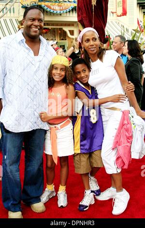 Giugno 24, 2006 - Anaheim, California, Stati Uniti d'America - RODNEY PEETE, HOLLY ROBINSON PEETE E I LORO BAMBINI -.I Pirati dei Caraibi: La cassa dell'uomo guasto PRIMA MONDIALE -.DISNEYLAND, Anaheim, California - .06-24-2006 -. NINA PROMMER/ 2006.K48161NP.(Immagine di credito: © Globo foto/ZUMAPRESS.com) Foto Stock