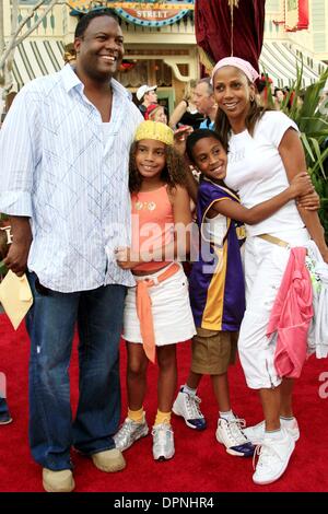 Giugno 24, 2006 - Anaheim, California, Stati Uniti d'America - RODNEY PEETE, HOLLY ROBINSON PEETE E I LORO BAMBINI -.I Pirati dei Caraibi: La cassa dell'uomo guasto PRIMA MONDIALE -.DISNEYLAND, Anaheim, California - .06-24-2006 -. NINA PROMMER/ 2006.K48161NP.(Immagine di credito: © Globo foto/ZUMAPRESS.com) Foto Stock