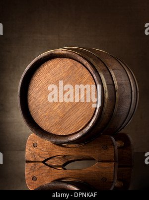 Il vecchio Barile di legno su uno sfondo marrone Foto Stock