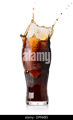 Splash di cola in vetro isolato su bianco Foto Stock
