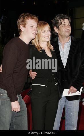 Apr. 11, 2006 - Hollywood, CALIFORNIA, STATI UNITI D'AMERICA - MARG HELGENBERGER, marito ALAN ROSENBERG e il loro figlio -.AMERICAN DREAMZ - WORLD PREMIERE -.ARCLIGHT THEATRE, Hollywood, California - .04-11-2006 -. NINA PROMMER/ 2006.K47343NP.(Immagine di credito: © Globo foto/ZUMAPRESS.com) Foto Stock