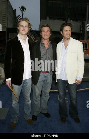 10 maggio 2006 - Hollywood, CALIFORNIA, STATI UNITI D'AMERICA - WYATT RUSSELL, Kurt Russell, Oliver Hudson -.POSEIDON - PREMIERE -.Grauman's Chinese Theater, Hollywood, California - .05-10-2006 -. NINA PROMMER/ 2006.K47648NP.(Immagine di credito: © Globo foto/ZUMAPRESS.com) Foto Stock