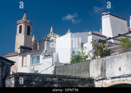 Évora Igreja de Sao Francisco chiesa di San Francesco con le sue case dipinte di bianco in primo piano Alentejo Portogallo Foto Stock